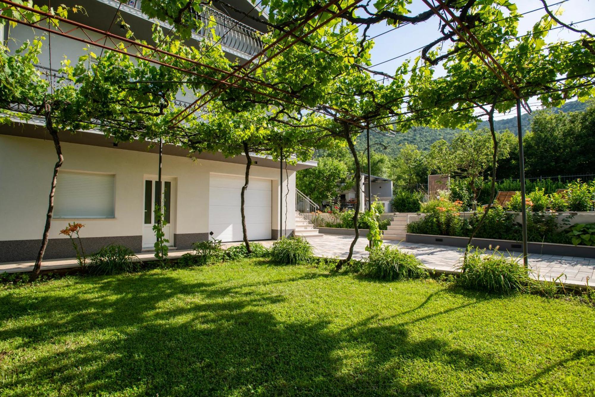 Villa Latica Dicmo Exterior photo