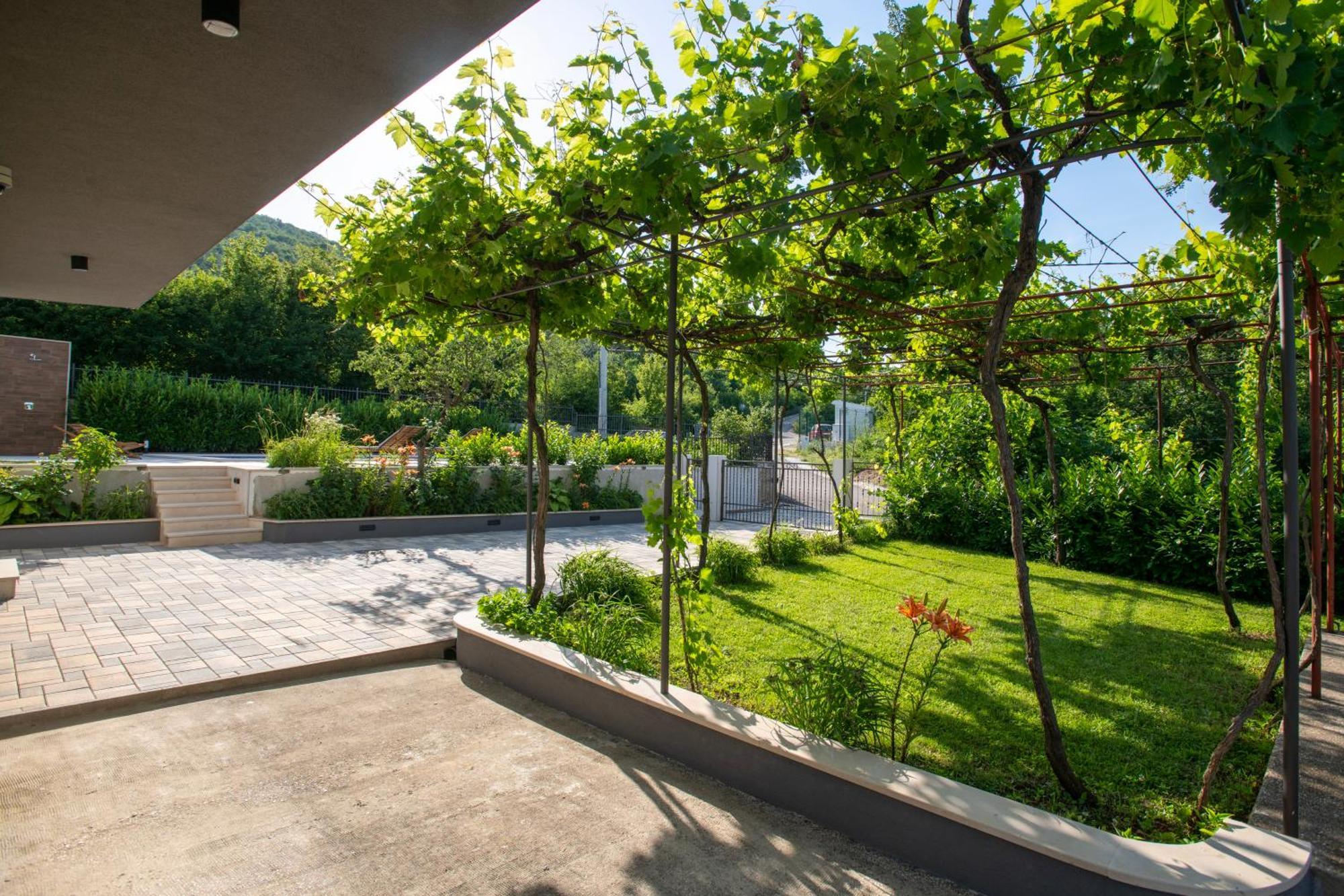 Villa Latica Dicmo Exterior photo