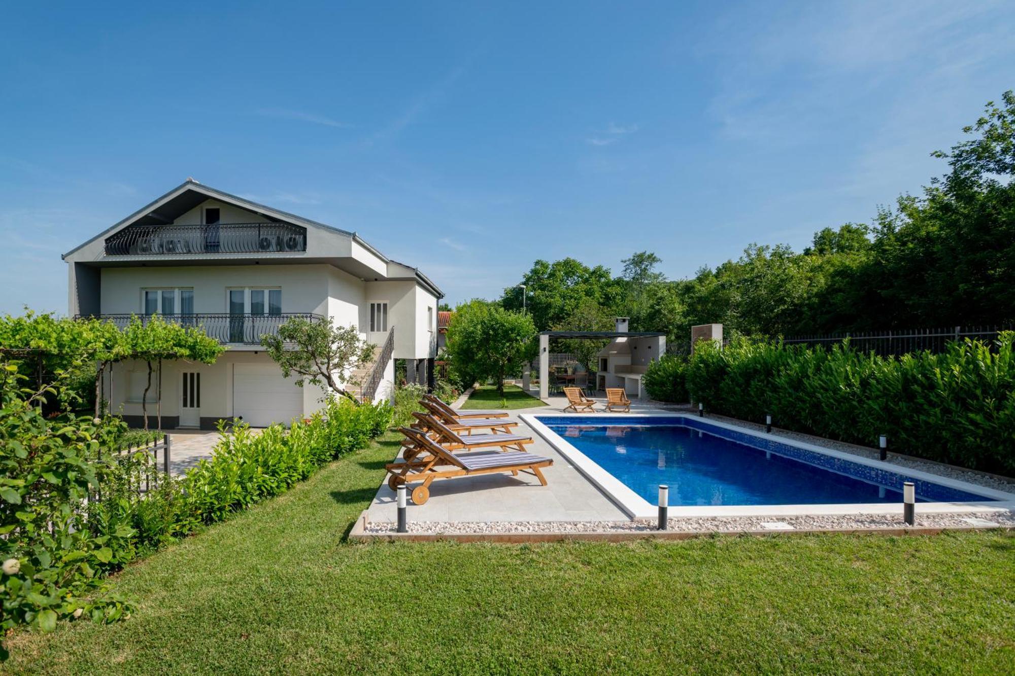 Villa Latica Dicmo Exterior photo